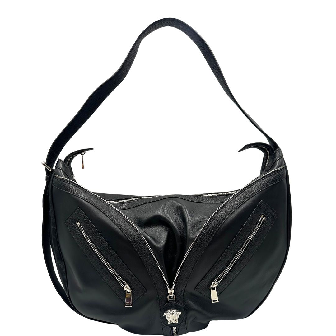 front Borsa Versace in pelle nera con hardware argentato, munita di un manico singolo, indossabile a spalla, di lusso, originale, ottime condizioni, usata. 