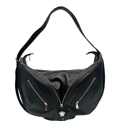 front Borsa Versace in pelle nera con hardware argentato, munita di un manico singolo, indossabile a spalla, di lusso, originale, ottime condizioni, usata. 