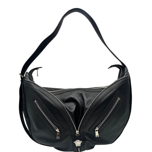 front Borsa Versace in pelle nera con hardware argentato, munita di un manico singolo, indossabile a spalla, di lusso, originale, ottime condizioni, usata. 