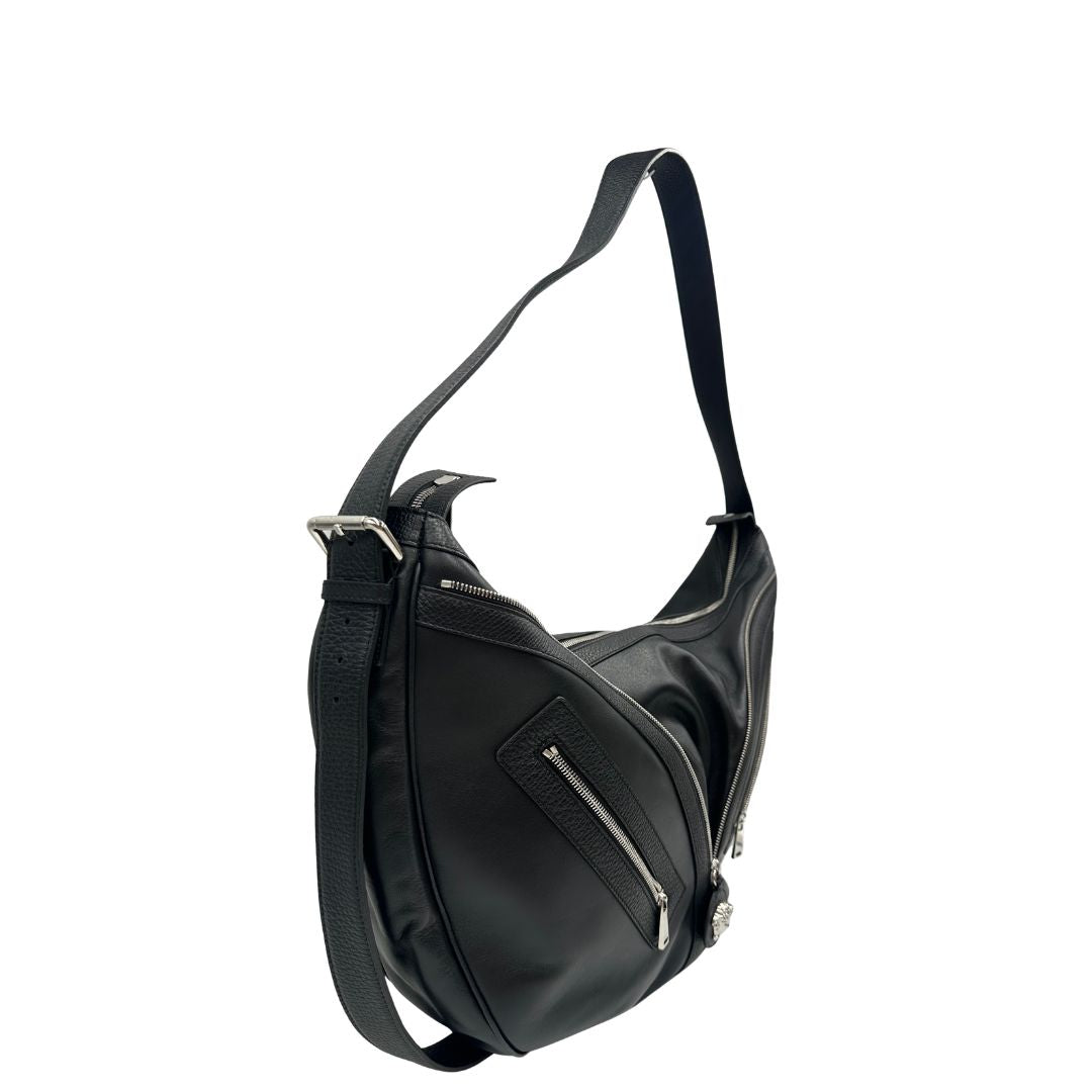 lato Borsa Versace in pelle nera con hardware argentato, munita di un manico singolo, indossabile a spalla, di lusso, originale, ottime condizioni, usata. 