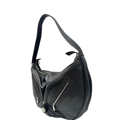 lato  Borsa Versace in pelle nera con hardware argentato, munita di un manico singolo, indossabile a spalla, di lusso, originale, ottime condizioni, usata.