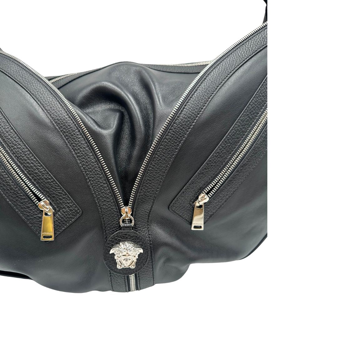 Borsa Versace in pelle nera con hardware argentato, munita di un manico singolo, indossabile a spalla, di lusso, originale, ottime condizioni, usata.