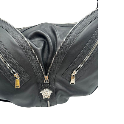 Borsa Versace in pelle nera con hardware argentato, munita di un manico singolo, indossabile a spalla, di lusso, originale, ottime condizioni, usata.