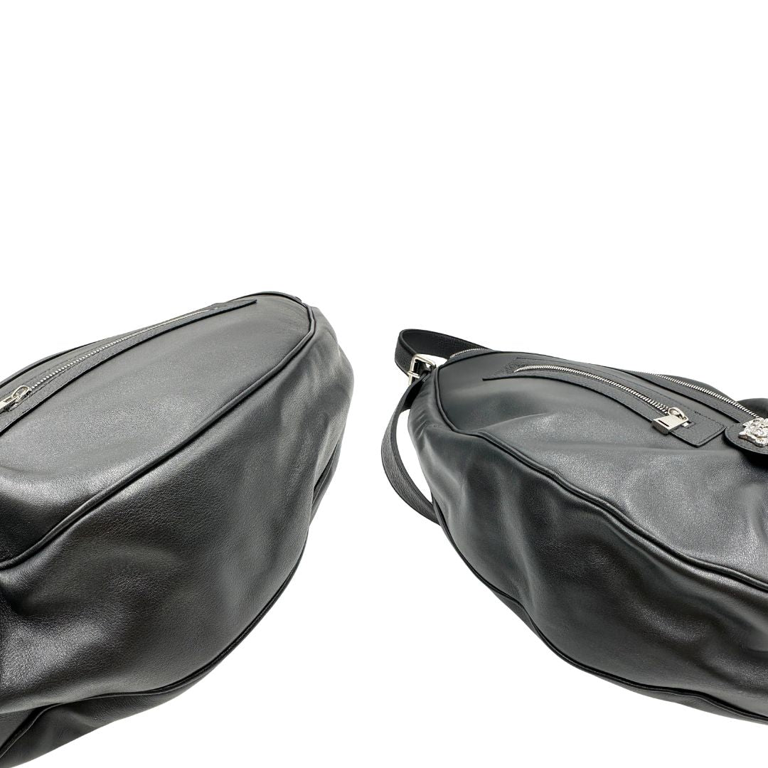 Borsa Versace in pelle nera con hardware argentato, munita di un manico singolo, indossabile a spalla, di lusso, originale, ottime condizioni, usata.