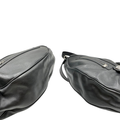 Borsa Versace in pelle nera con hardware argentato, munita di un manico singolo, indossabile a spalla, di lusso, originale, ottime condizioni, usata.