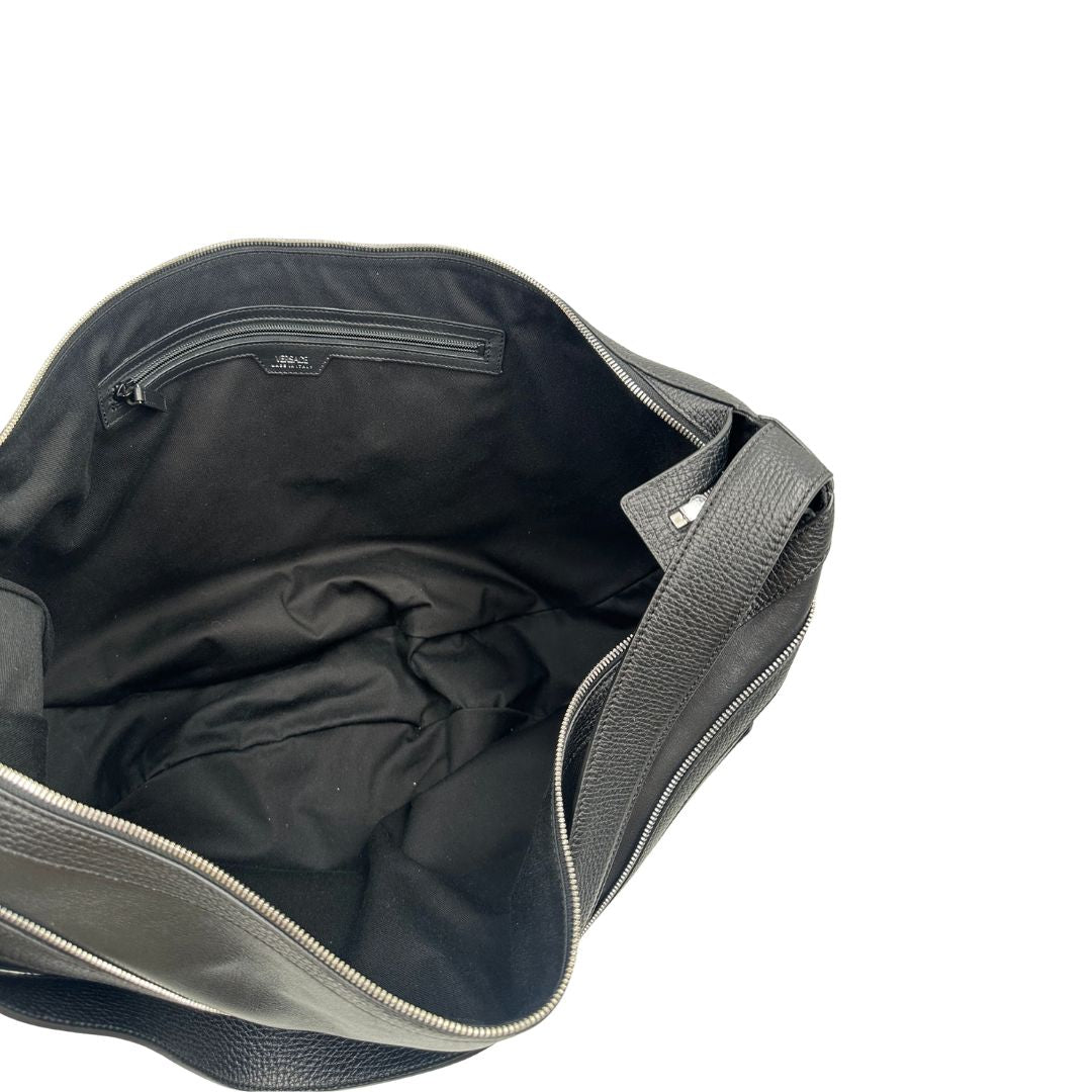 Borsa Versace in pelle nera con hardware argentato, munita di un manico singolo, indossabile a spalla, di lusso, originale, ottime condizioni, usata.