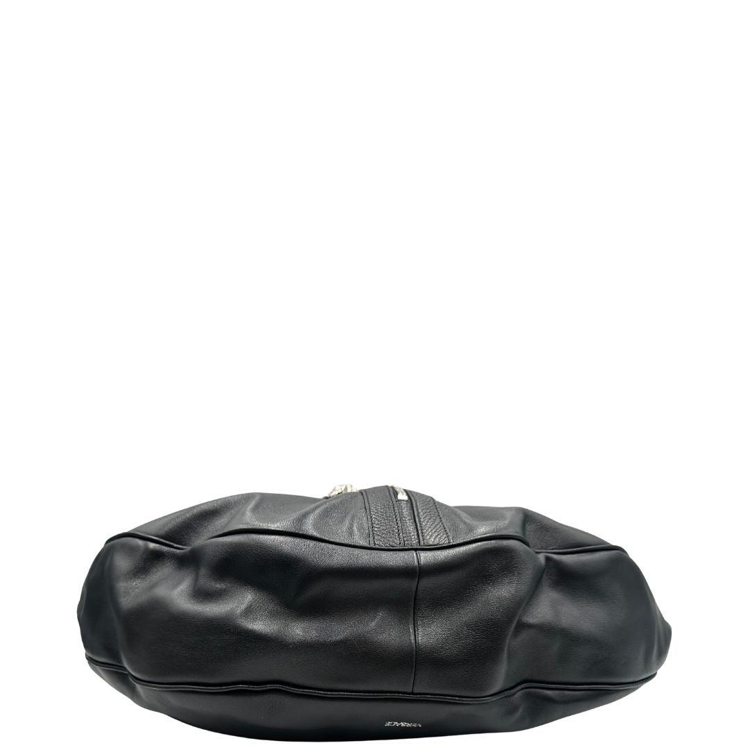 base Borsa Versace in pelle nera con hardware argentato, munita di un manico singolo, indossabile a spalla, di lusso, originale, ottime condizioni, usata. 
