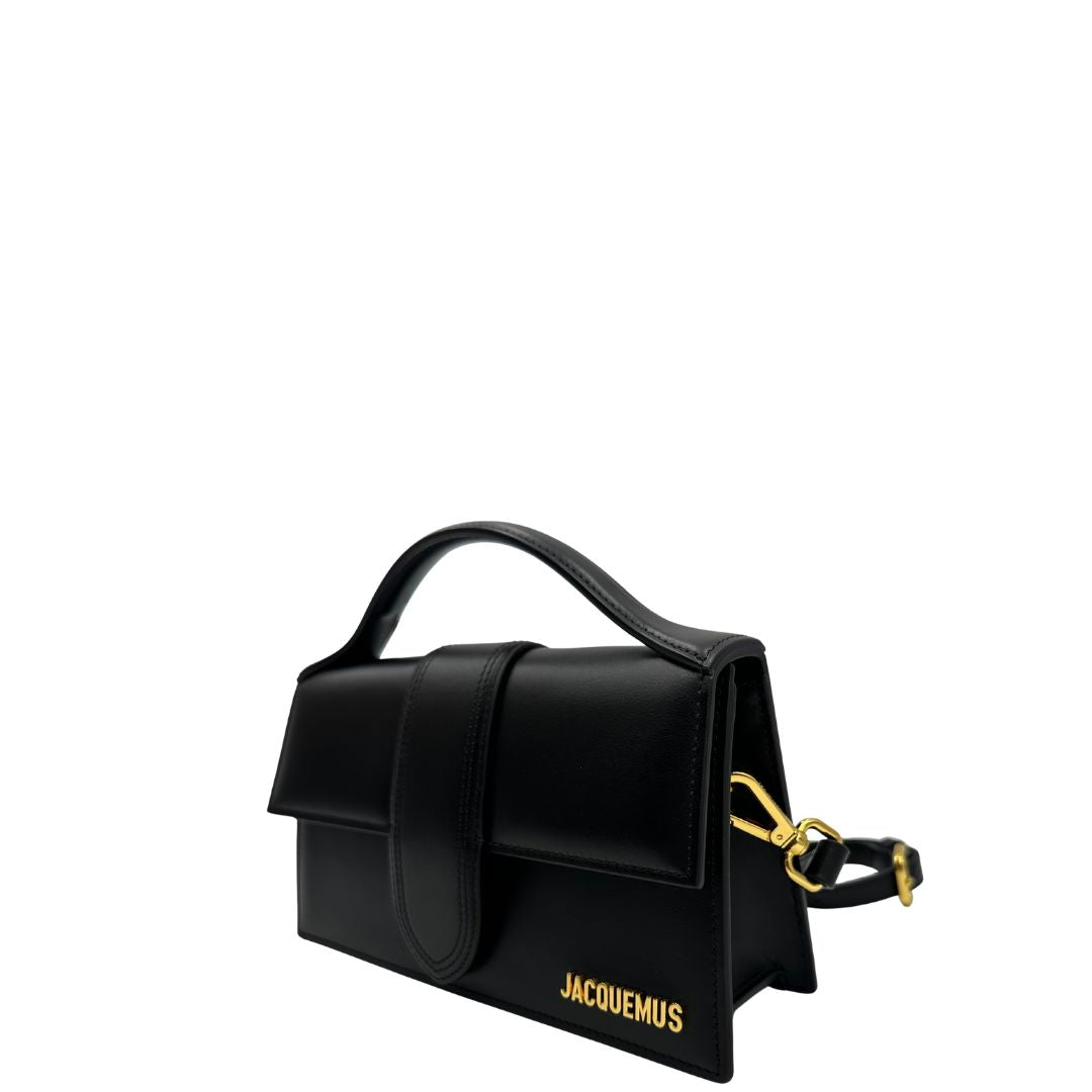 lato  Borsa Jacquemus nella versione Le Grand Bambino in pelle nera, di lusso, originale, eccellenti condizioni. 
