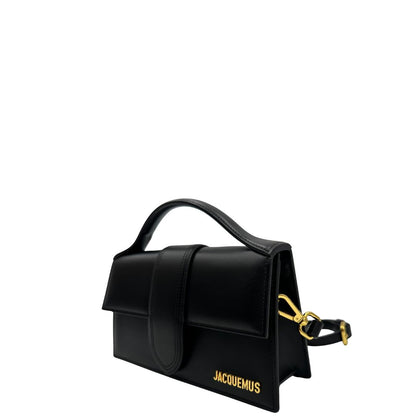 lato  Borsa Jacquemus nella versione Le Grand Bambino in pelle nera, di lusso, originale, eccellenti condizioni. 