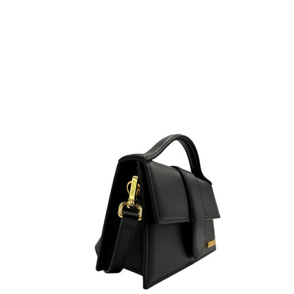 lato  Borsa Jacquemus nella versione Le Grand Bambino in pelle nera, di lusso, originale, eccellenti condizioni. 