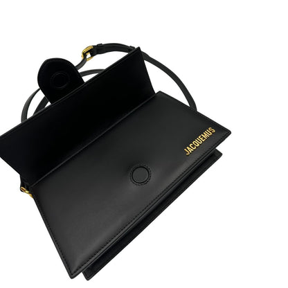 interno  Borsa Jacquemus nella versione Le Grand Bambino in pelle nera, di lusso, originale, eccellenti condizioni. 