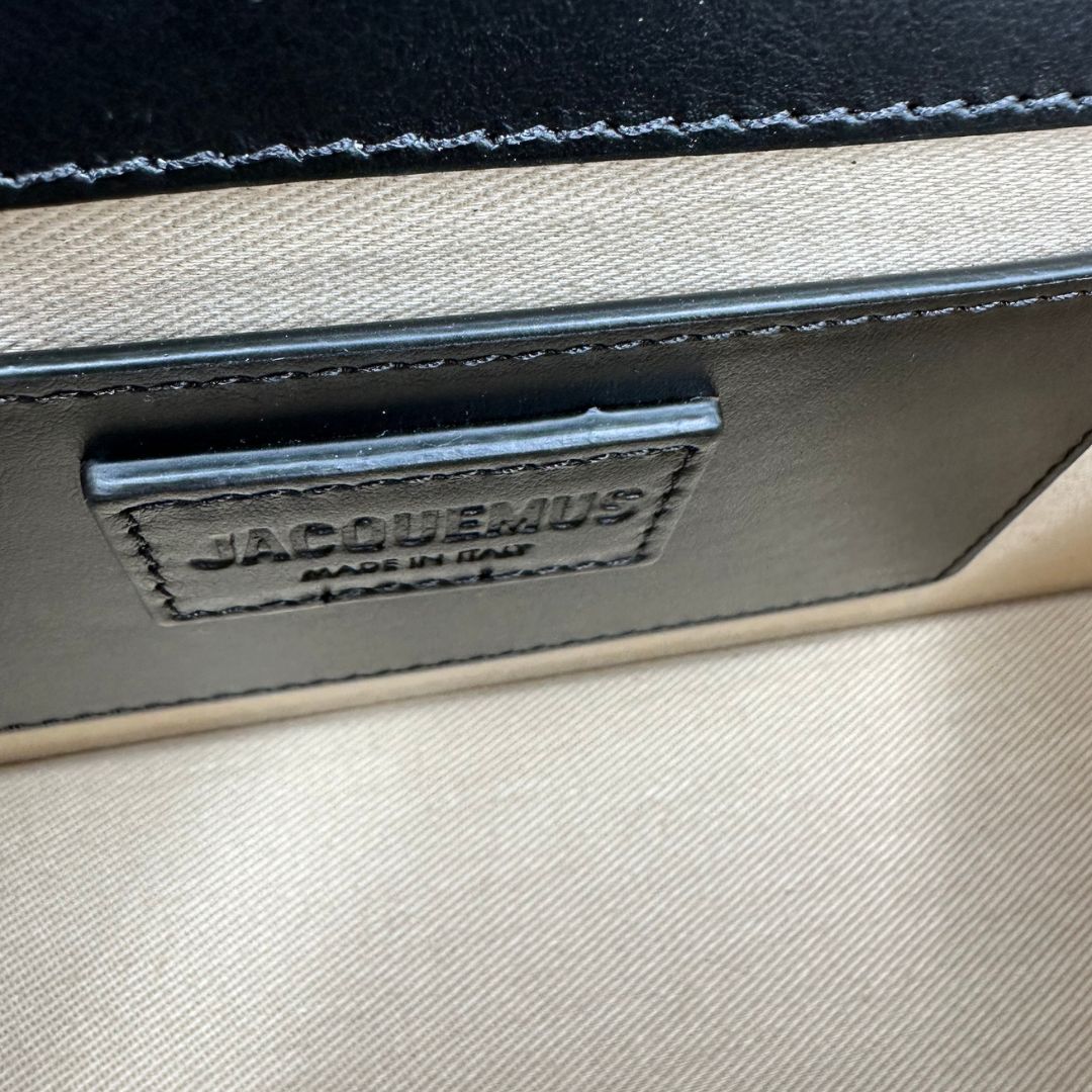 interno  Borsa Jacquemus nella versione Le Grand Bambino in pelle nera, di lusso, originale, eccellenti condizioni. 