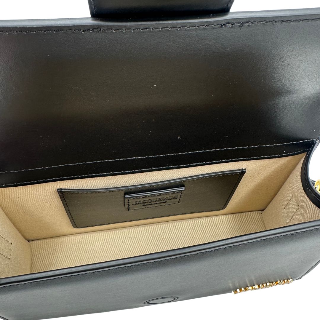 Interno Borsa Jacquemus in pelle nera con hardware dorato, indossabile a mano o a tracolla, di lusso, originale, ottime condizioni, usata.