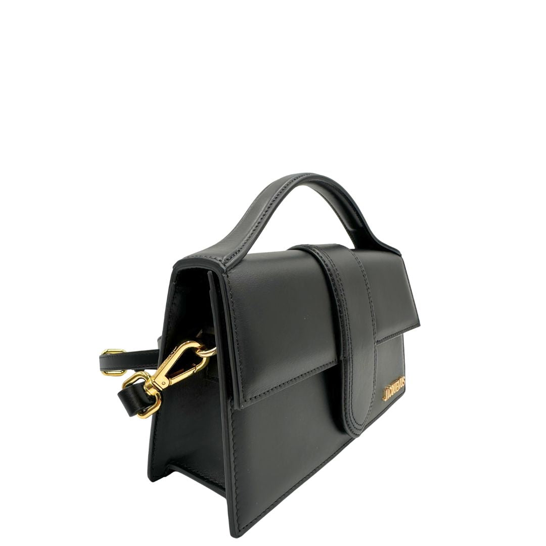 Laterale Borsa Jacquemus in pelle nera con hardware dorato, indossabile a mano o a tracolla, di lusso, originale, ottime condizioni, usata.
