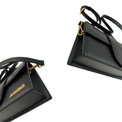 Angoli Borsa Jacquemus in pelle nera con hardware dorato, indossabile a mano o a tracolla, di lusso, originale, ottime condizioni, usata.