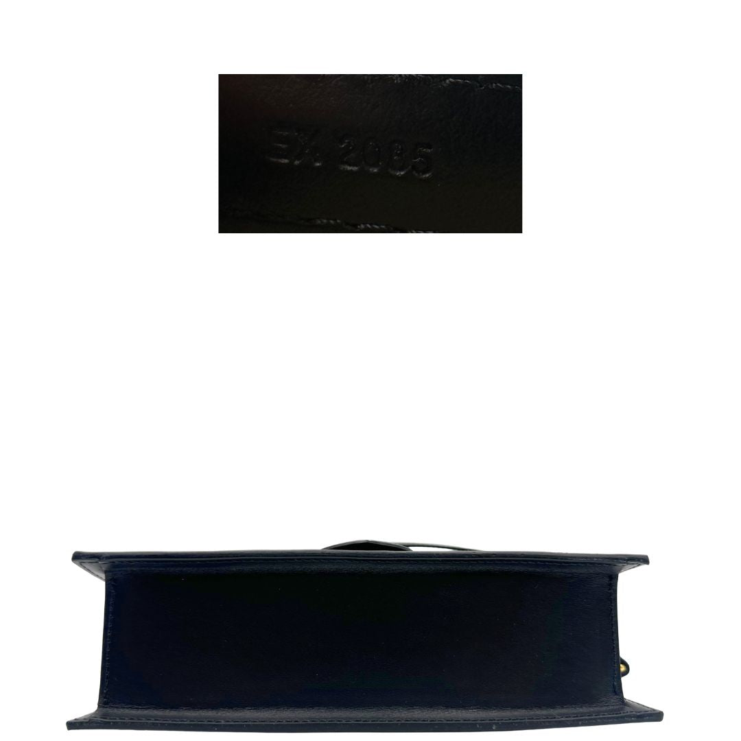 Base e codice Borsa Jacquemus in pelle nera con hardware dorato, indossabile a mano o a tracolla, di lusso, originale, ottime condizioni, usata.