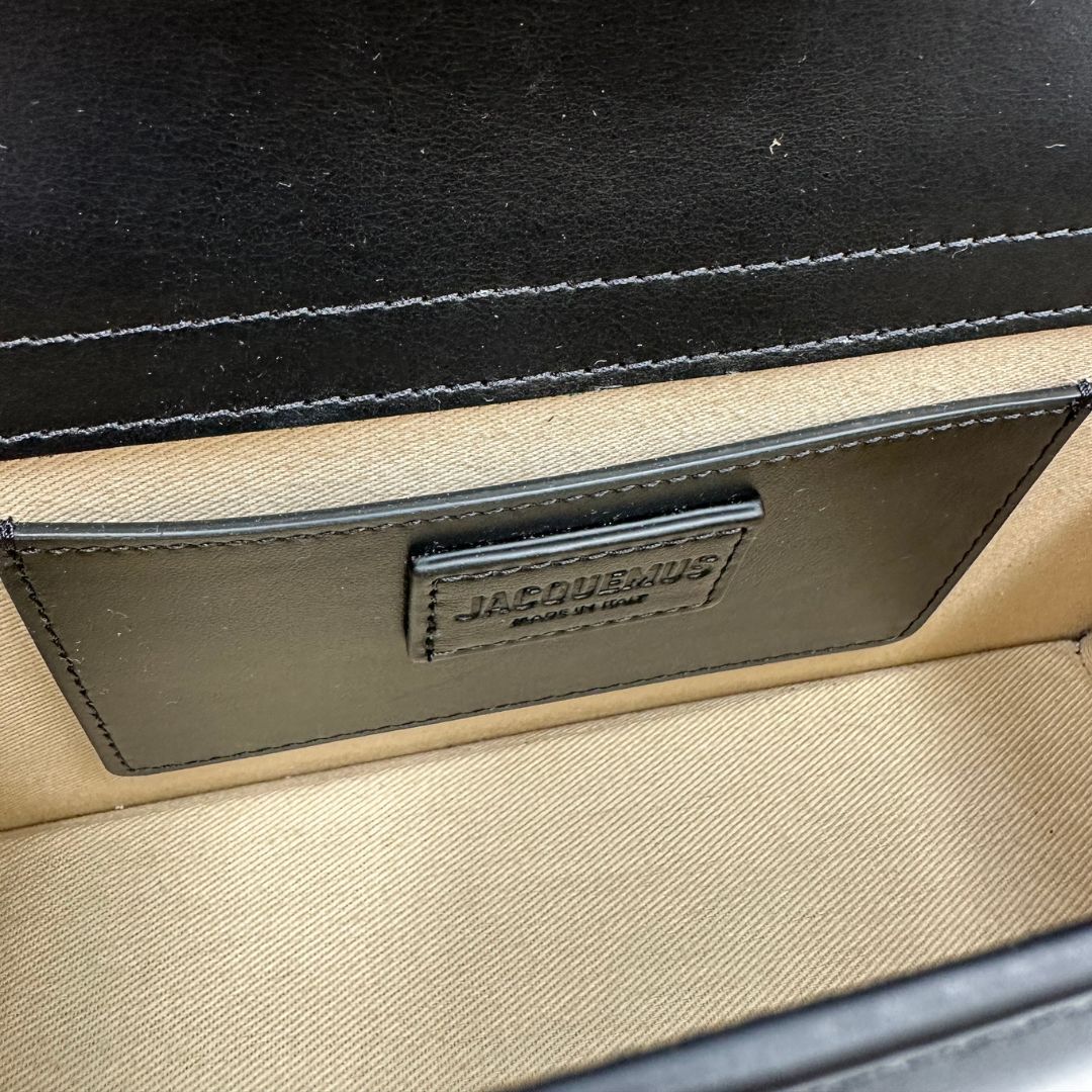 Interno Borsa Jacquemus in pelle nera con hardware dorato, indossabile a mano o a tracolla, di lusso, originale, ottime condizioni, usata.