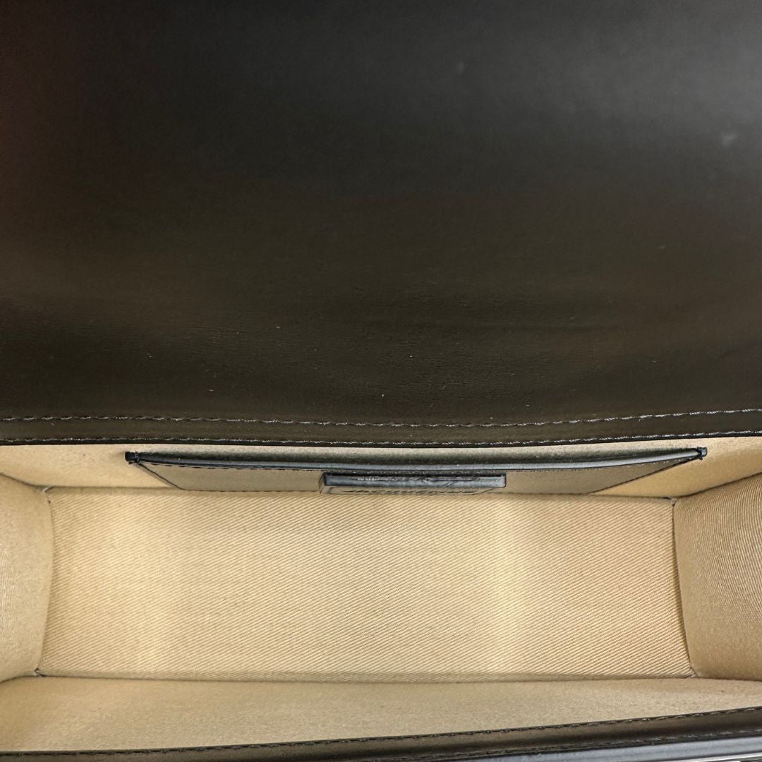 interno borsa Jacquemus nella versione Le Grand Bambino in pelle nera, di lusso, originale, eccellenti condizioni, usata 