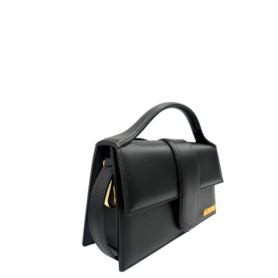 lato borsa Jacquemus nella versione Le Grand Bambino in pelle nera, di lusso, originale, eccellenti condizioni, usata 