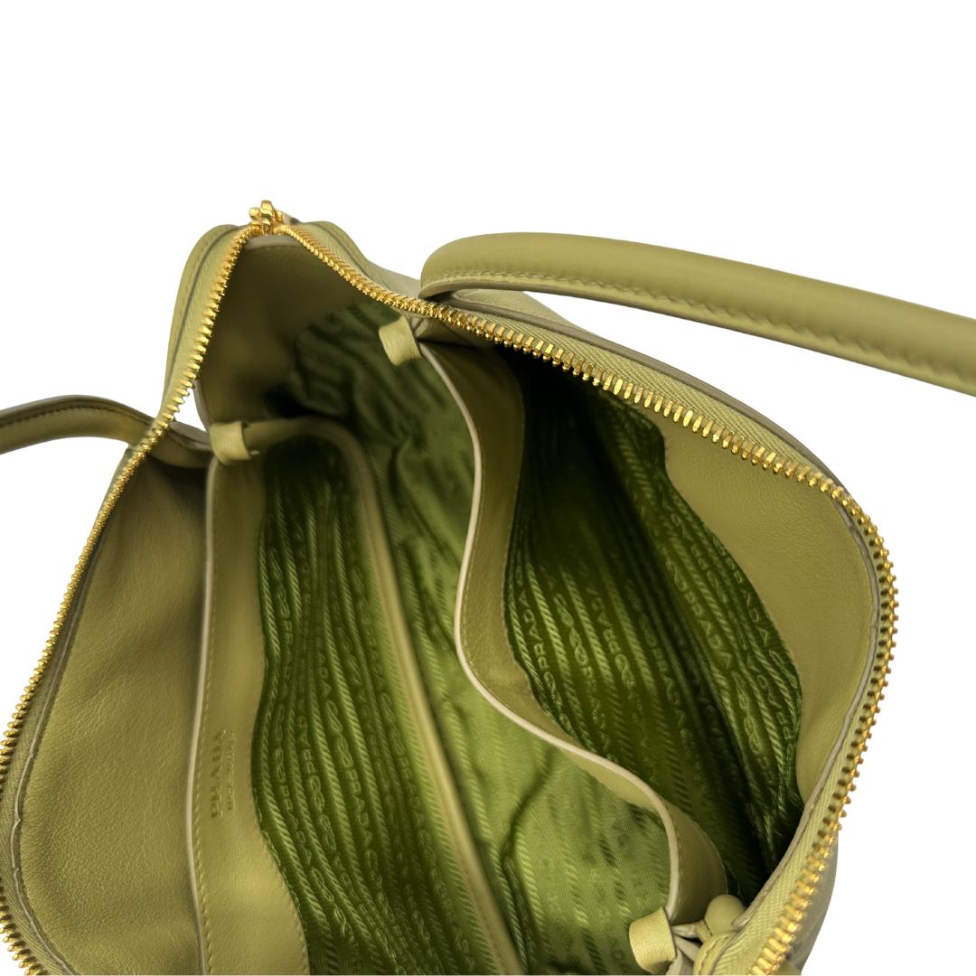 interno Borsa Darling Prada nella versione media color pistacchio impreziosita da harm amovibile e logo triangolo in metallo smaltato, di lusso, originale, eccellenti condizioni.