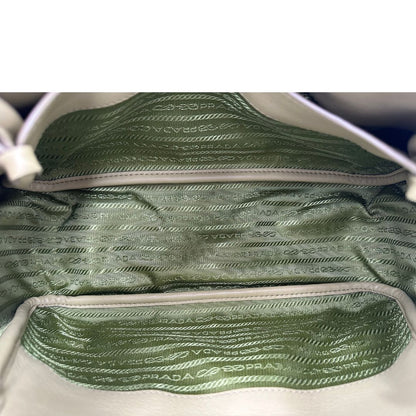 interno Borsa Darling Prada nella versione media color pistacchio impreziosita da harm amovibile e logo triangolo in metallo smaltato, di lusso, originale, eccellenti condizioni.