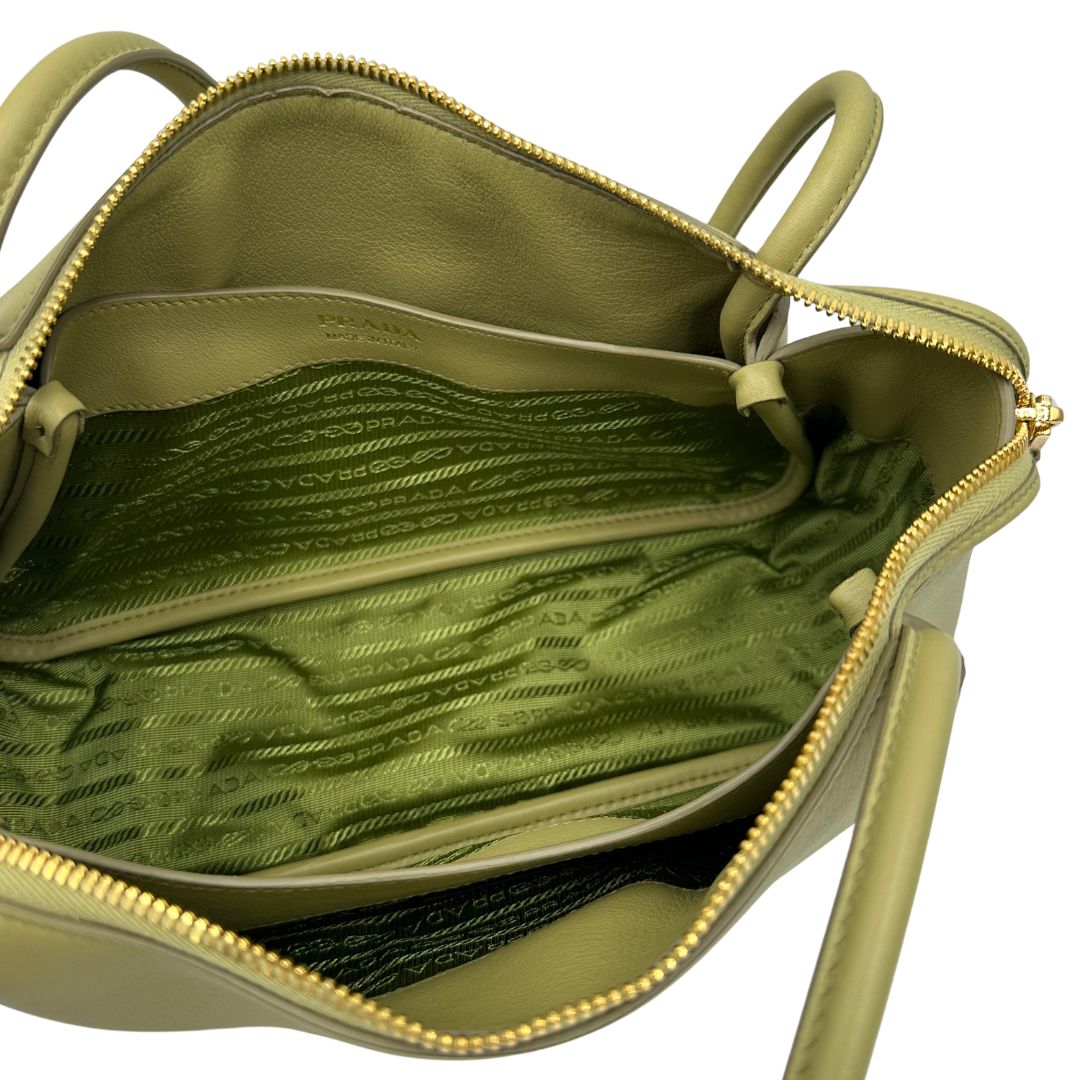 interno Borsa Darling Prada nella versione media color pistacchio impreziosita da harm amovibile e logo triangolo in metallo smaltato, di lusso, originale, eccellenti condizioni.