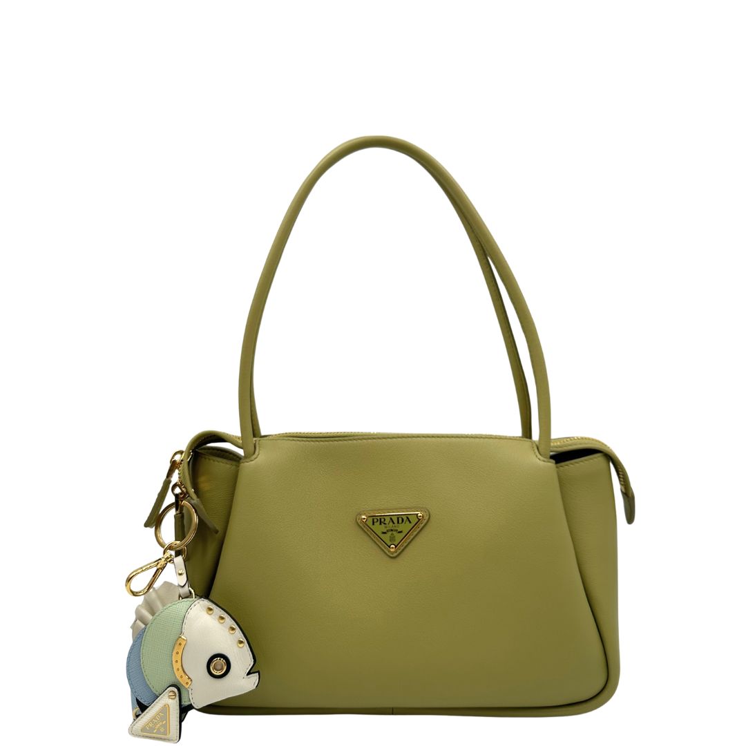 front Borsa Darling Prada nella versione media color pistacchio impreziosita da harm amovibile e logo triangolo in metallo smaltato, di lusso, originale, eccellenti condizioni. 