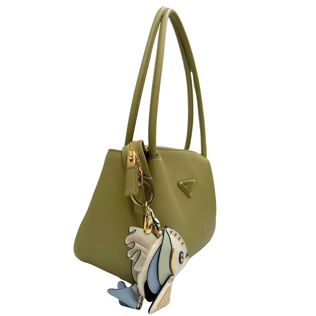 lato Borsa Darling Prada nella versione media color pistacchio impreziosita da harm amovibile e logo triangolo in metallo smaltato, di lusso, originale, eccellenti condizioni. 