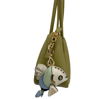 lato Borsa Darling Prada nella versione media color pistacchio impreziosita da harm amovibile e logo triangolo in metallo smaltato, di lusso, originale, eccellenti condizioni.