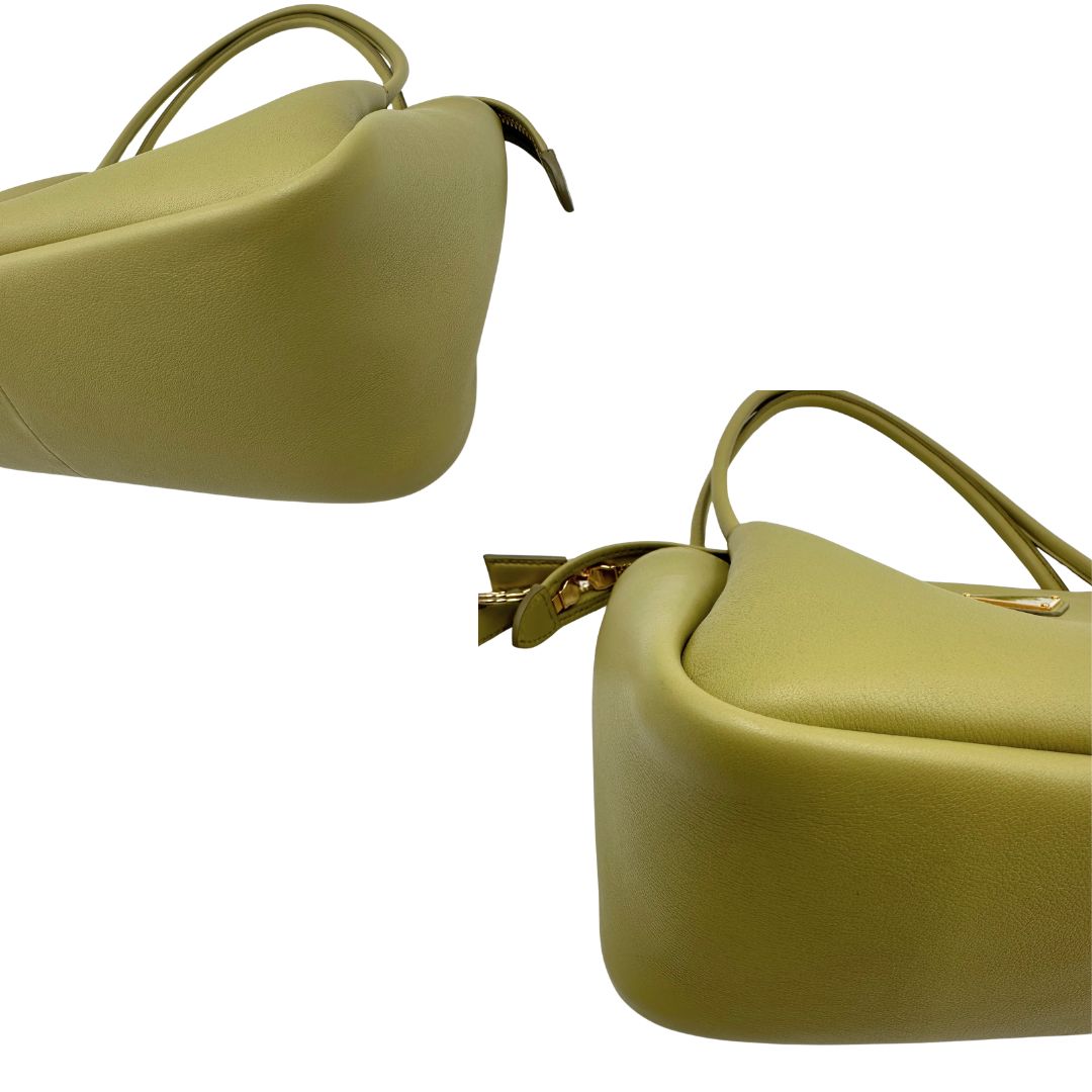 angoli Borsa Darling Prada nella versione media color pistacchio impreziosita da harm amovibile e logo triangolo in metallo smaltato, di lusso, originale, eccellenti condizioni. 