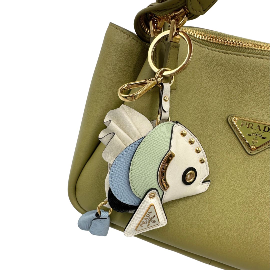 Borsa Darling Prada nella versione media color pistacchio impreziosita da harm amovibile e logo triangolo in metallo smaltato, di lusso, originale, eccellenti condizioni.
