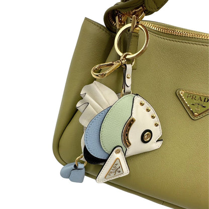 Borsa Darling Prada nella versione media color pistacchio impreziosita da harm amovibile e logo triangolo in metallo smaltato, di lusso, originale, eccellenti condizioni.