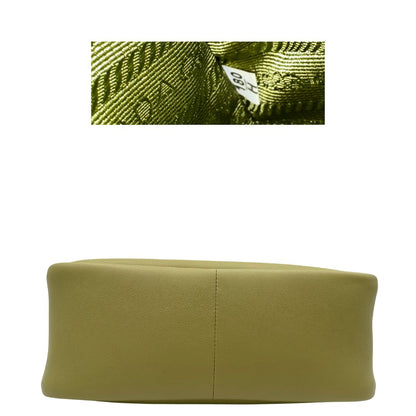 base Borsa Darling Prada nella versione media color pistacchio impreziosita da harm amovibile e logo triangolo in metallo smaltato, di lusso, originale, eccellenti condizioni.