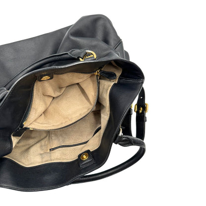 interno  Borsa Prada in pelle nera, indossabile a mano e anche a tracolla, di lusso, originale, ottime condizioni, usata. 