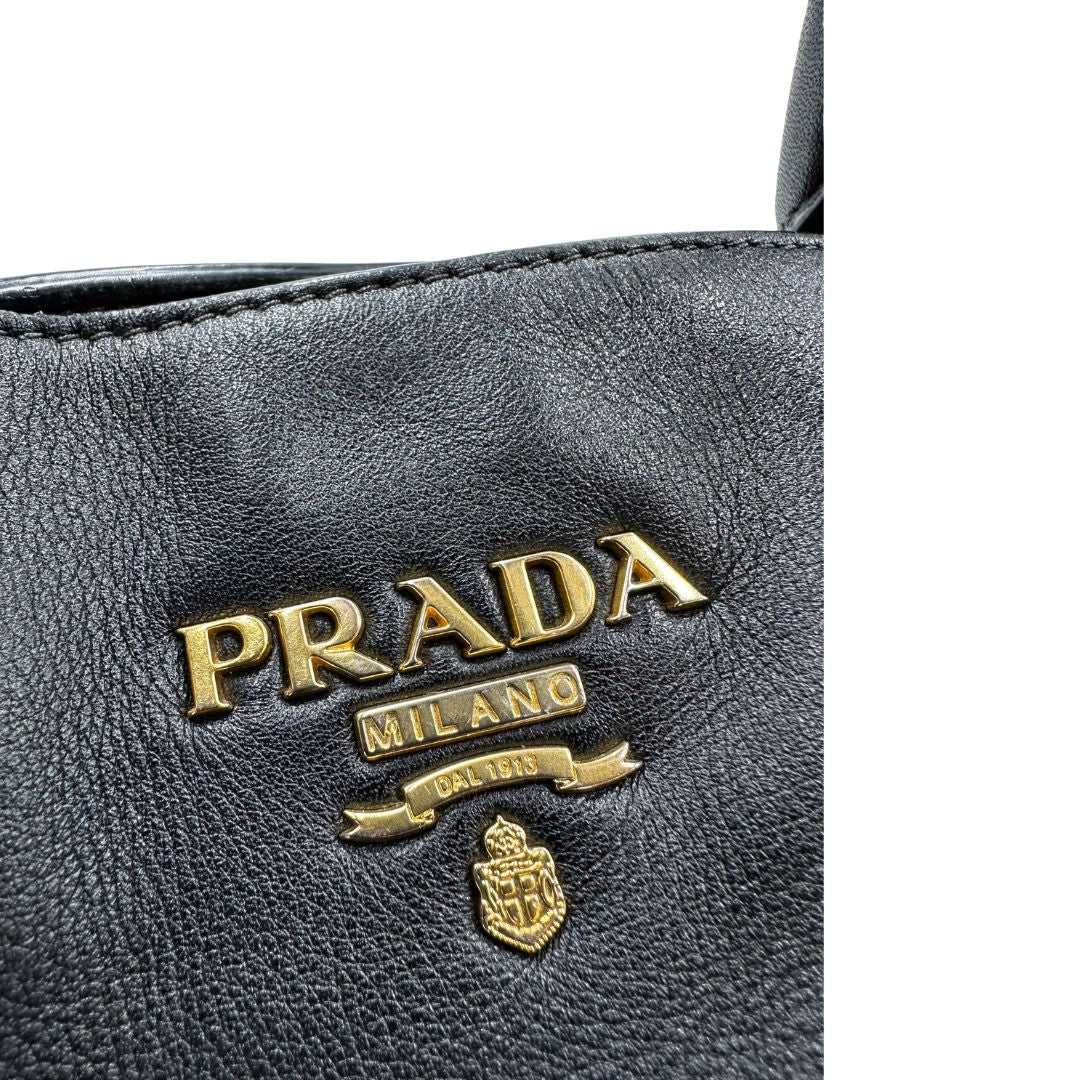  Borsa Prada in pelle nera, indossabile a mano e anche a tracolla, di lusso, originale, ottime condizioni, usata. 