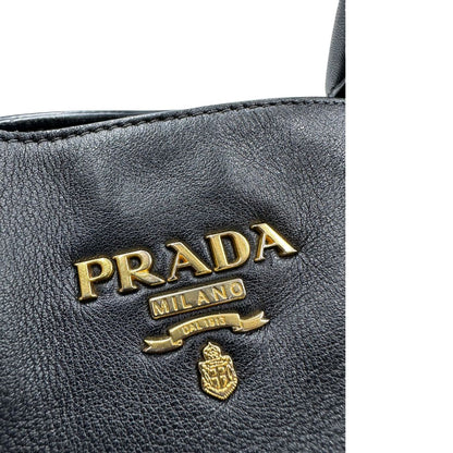  Borsa Prada in pelle nera, indossabile a mano e anche a tracolla, di lusso, originale, ottime condizioni, usata. 