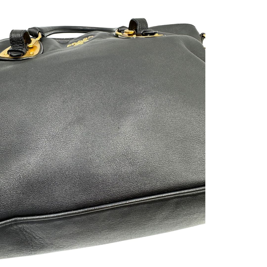  Borsa Prada in pelle nera, indossabile a mano e anche a tracolla, di lusso, originale, ottime condizioni, usata.