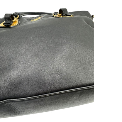  Borsa Prada in pelle nera, indossabile a mano e anche a tracolla, di lusso, originale, ottime condizioni, usata.