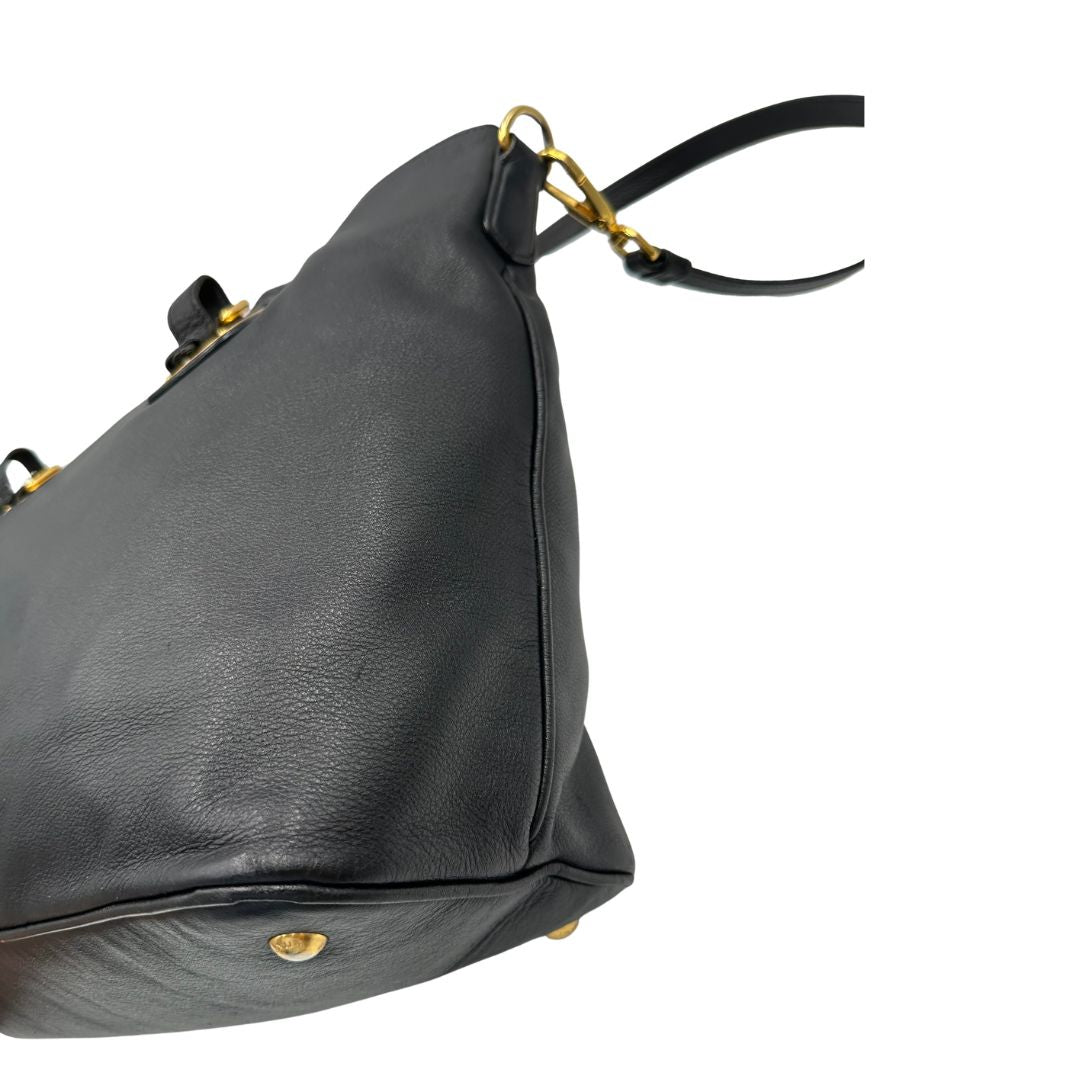  Borsa Prada in pelle nera, indossabile a mano e anche a tracolla, di lusso, originale, ottime condizioni, usata.