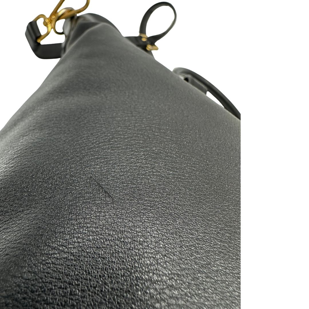  Borsa Prada in pelle nera, indossabile a mano e anche a tracolla, di lusso, originale, ottime condizioni, usata.