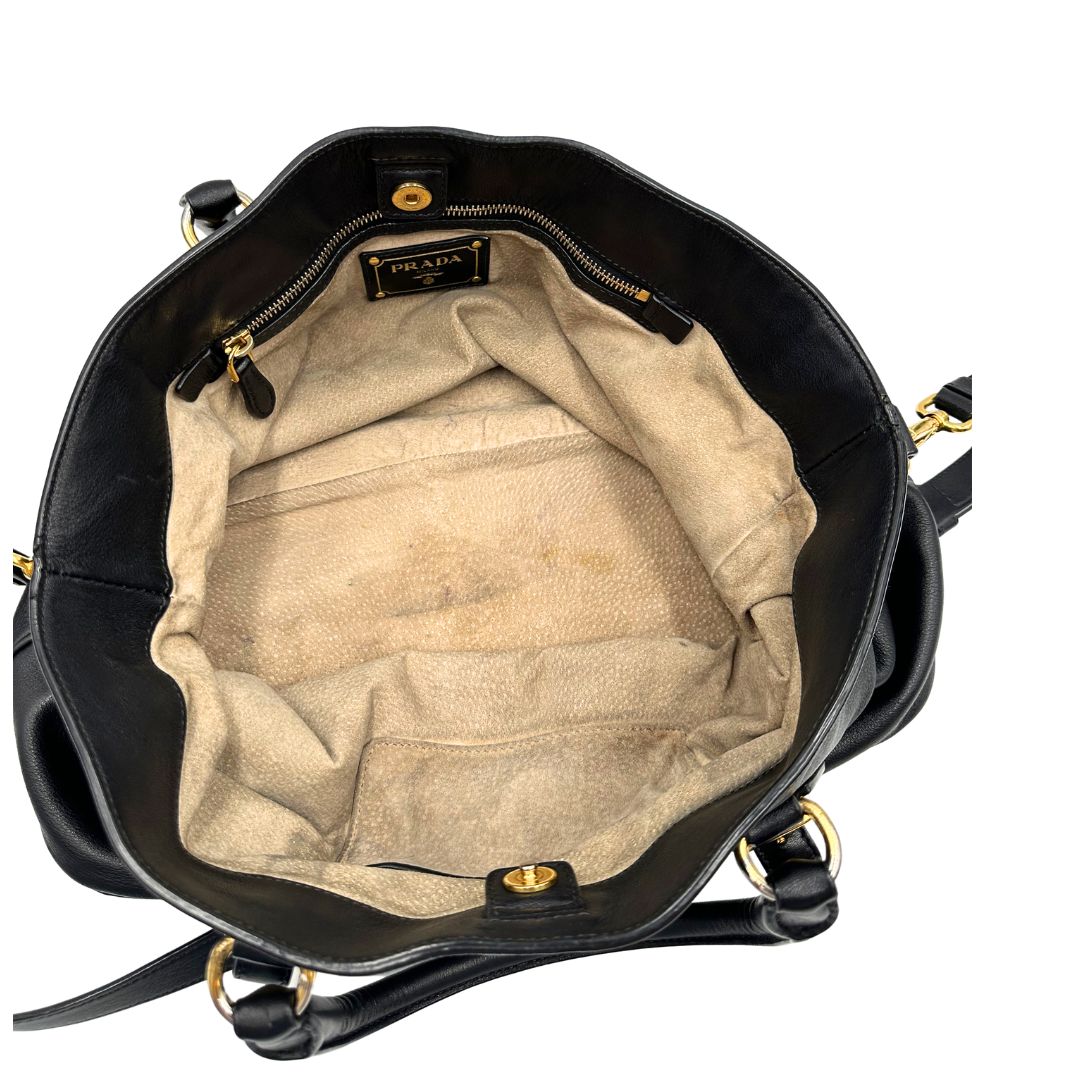 interno  Borsa Prada in pelle nera, indossabile a mano e anche a tracolla, di lusso, originale, ottime condizioni, usata.