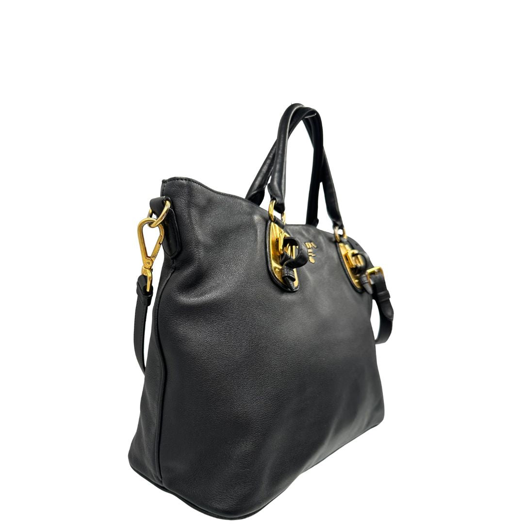 lato  Borsa Prada in pelle nera, indossabile a mano e anche a tracolla, di lusso, originale, ottime condizioni, usata.