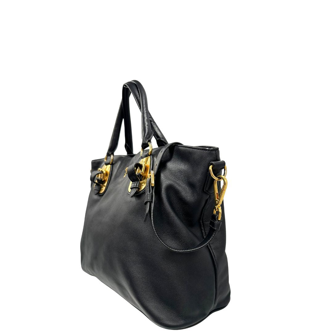 lato  Borsa Prada in pelle nera, indossabile a mano e anche a tracolla, di lusso, originale, ottime condizioni, usata. 