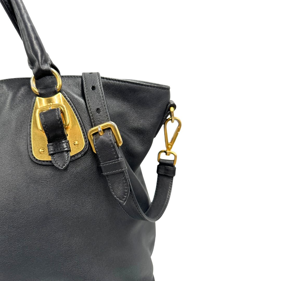  Borsa Prada in pelle nera, indossabile a mano e anche a tracolla, di lusso, originale, ottime condizioni, usata.