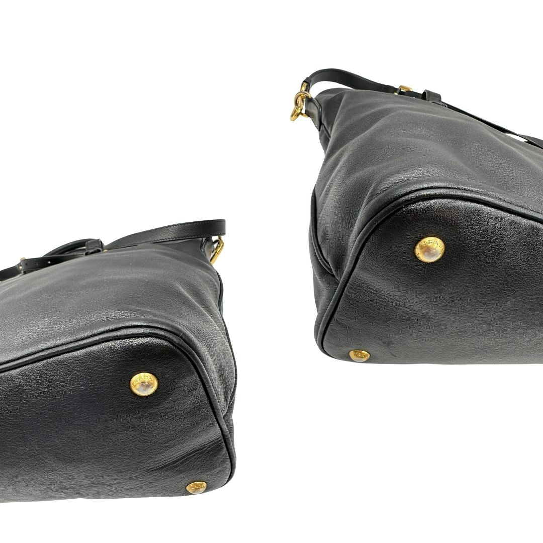 angoli  Borsa Prada in pelle nera, indossabile a mano e anche a tracolla, di lusso, originale, ottime condizioni, usata. 