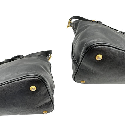 angoli  Borsa Prada in pelle nera, indossabile a mano e anche a tracolla, di lusso, originale, ottime condizioni, usata. 