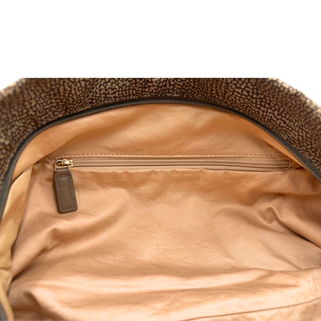 Interno, Borsa Borbonese in tessuto nylon color beige trama occhio di pernice con finiture in pelle bronzo. Indossabile a spalla, a mano, oppure a tracolla. Originale, usata, di lusso, in ottime  condizioni.