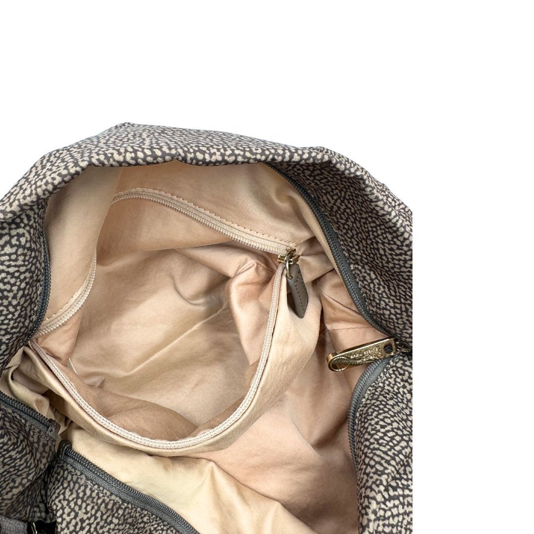 Interno, Borsa Borbonese in tessuto nylon color beige trama occhio di pernice con finiture in pelle bronzo. Indossabile a spalla, a mano, oppure a tracolla. Originale, usata, di lusso, in ottime  condizioni.