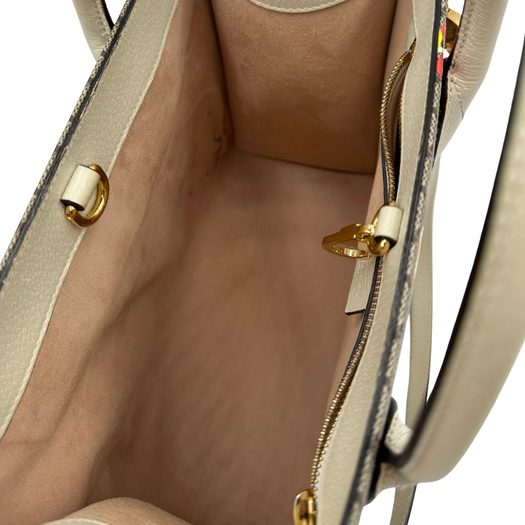 interno  Borsa Gucci in canvas GG e finiture in pelle color bianco avorio, di lusso, originale, ottime condizioni, usata. 