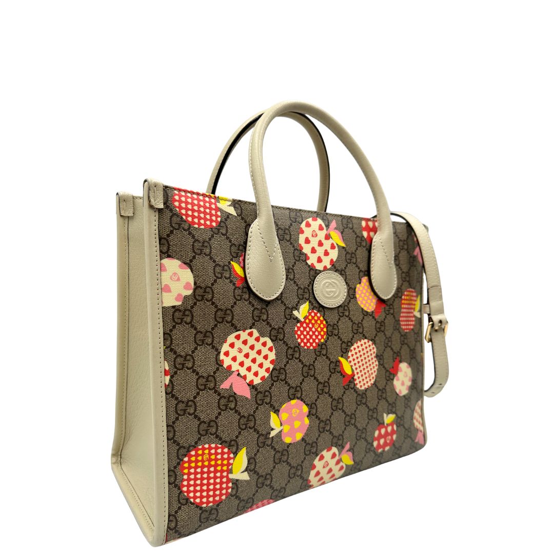 lato  Borsa Gucci in canvas GG e finiture in pelle color bianco avorio, di lusso, originale, ottime condizioni, usata. 